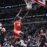 Clint Capela se joue de la défense des Bulls. KEYSTONE/AP/Nam Y. Huh